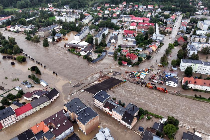 Tässä 15. syyskuuta 2024 otetussa ilmakuvassa on näkymä tulvineen kaupungin keskustasta Glucholazyssa Etelä-Puolassa.