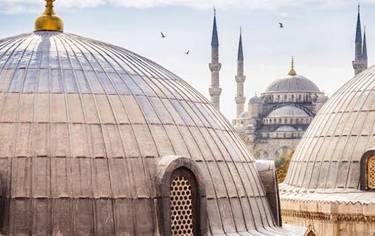 De torens and en koepels van een moskee