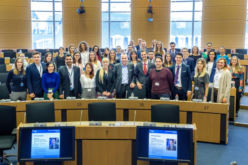 Photo de groupe des stagiaires du Groupe PPE au Parlement européen à Bruxelles