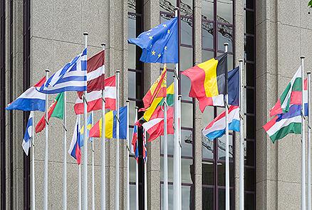 Zászlók lebegnek az Európai Számvevőszék épületén kívül