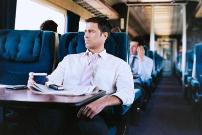 Επιχειρηματίας ταξιδεύει με τρένο