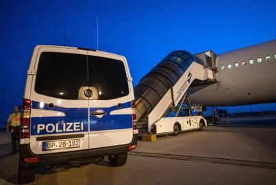 Politiebusje op de luchthaven