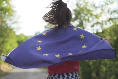 Mujer con la bandera de la UE